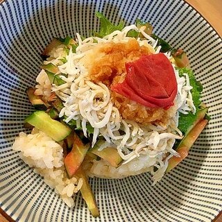 疲れも吹き飛ぶ☆梅しらす丼